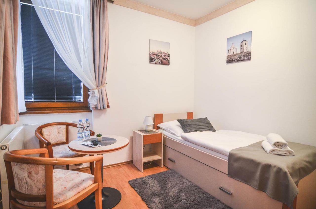 Penzion Pod Radnicí Hustopeče Exterior foto
