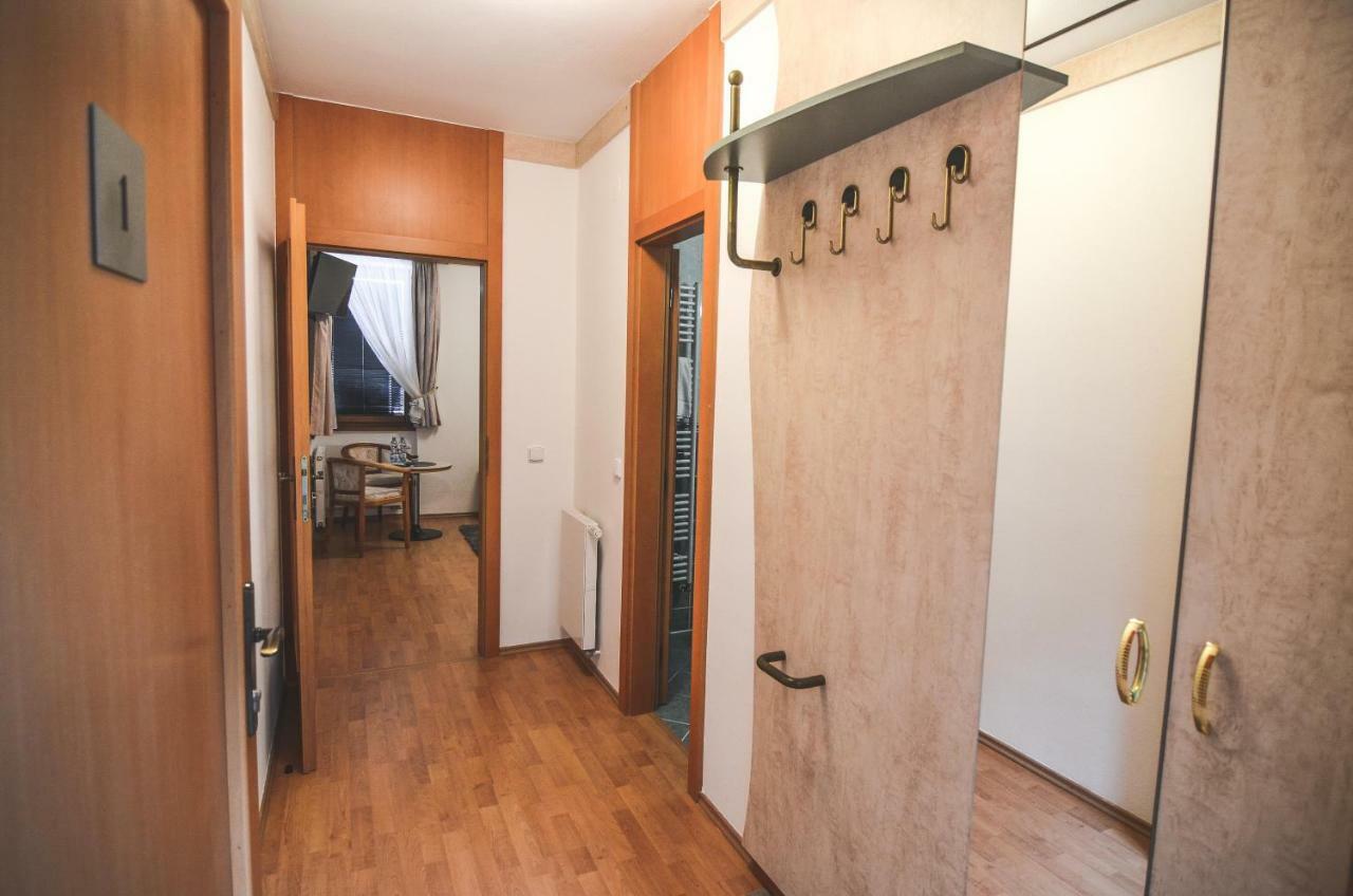 Penzion Pod Radnicí Hustopeče Exterior foto