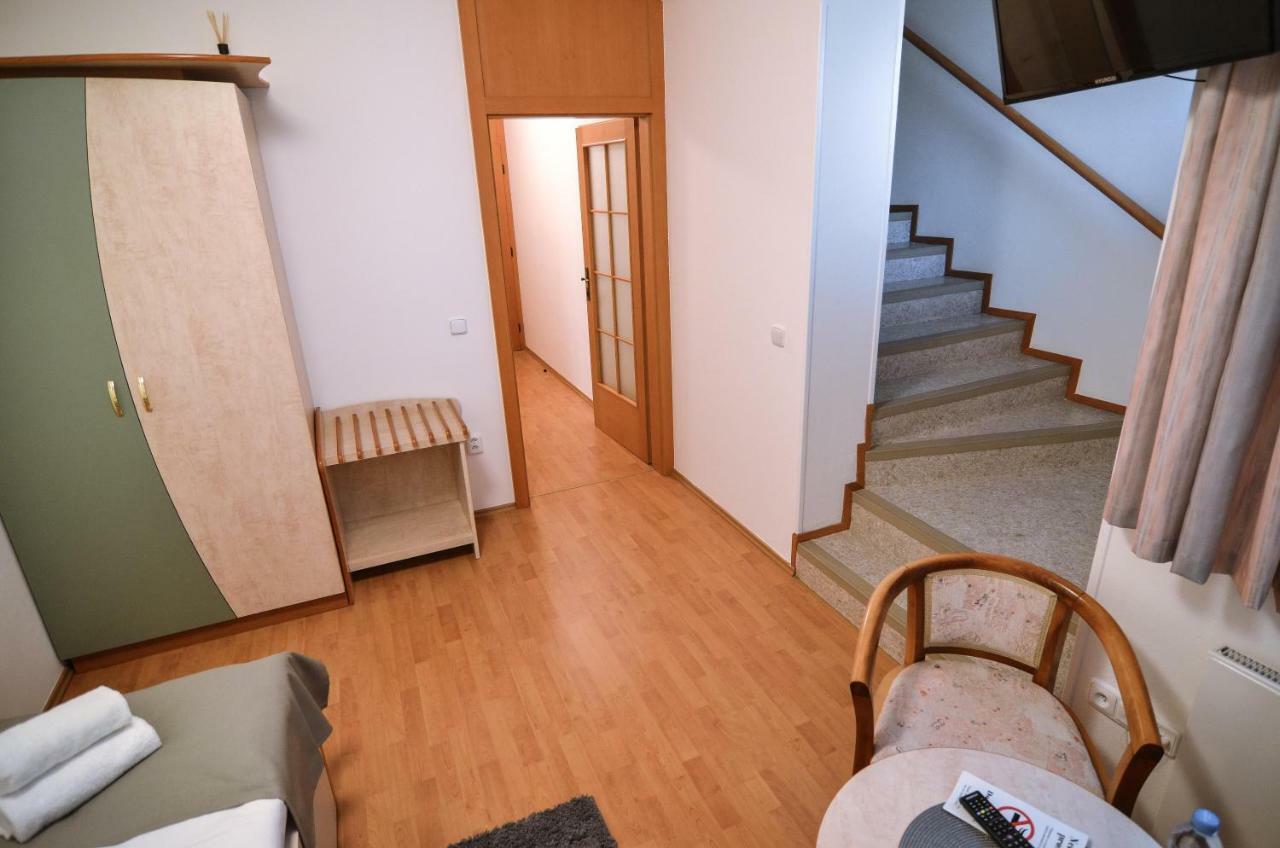 Penzion Pod Radnicí Hustopeče Exterior foto