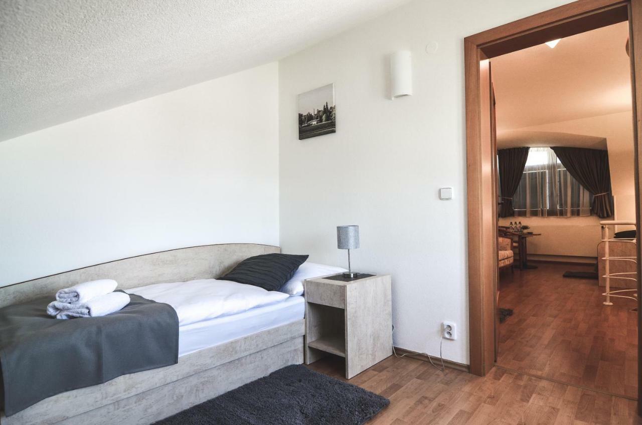 Penzion Pod Radnicí Hustopeče Exterior foto