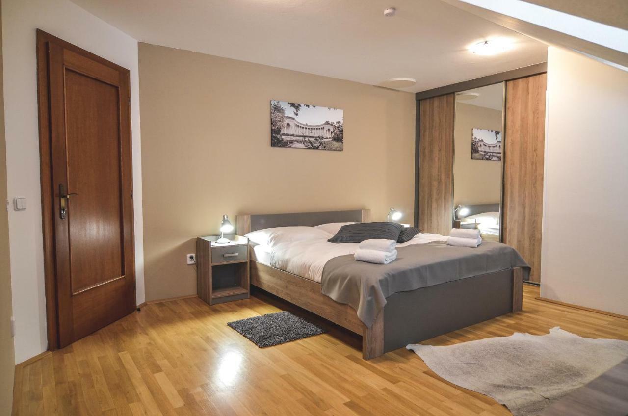 Penzion Pod Radnicí Hustopeče Exterior foto
